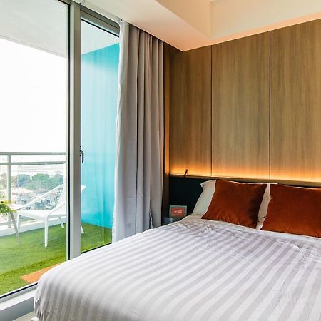 Azure Urban Beach Resort Manila By Radlett Eksteriør billede